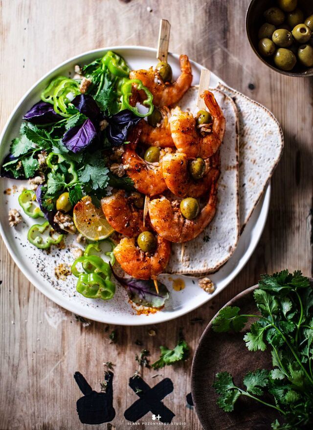 Разработка рецептов, приготовление, фуд-стайлинг, компоновка, фотосъемка блюд в студии Славы Позднякова.