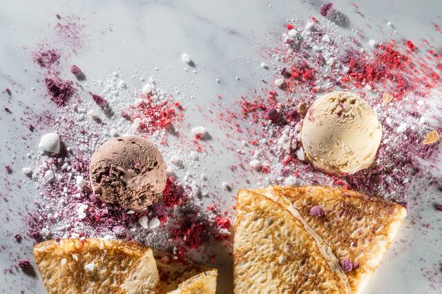Фотосъемка блинов с карамельным соусом и мороженым "Крем-Брюле" и "Конфеты Моцарт"для территории Мороженого.Фотограф и фуд-стилист Слава Поздняков.