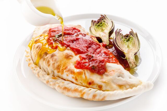 Фотосъемка блюд для меню ресторана Bocconcino Кальцоне фаршированный - фотосъемка для меню ресторана Bocconcino