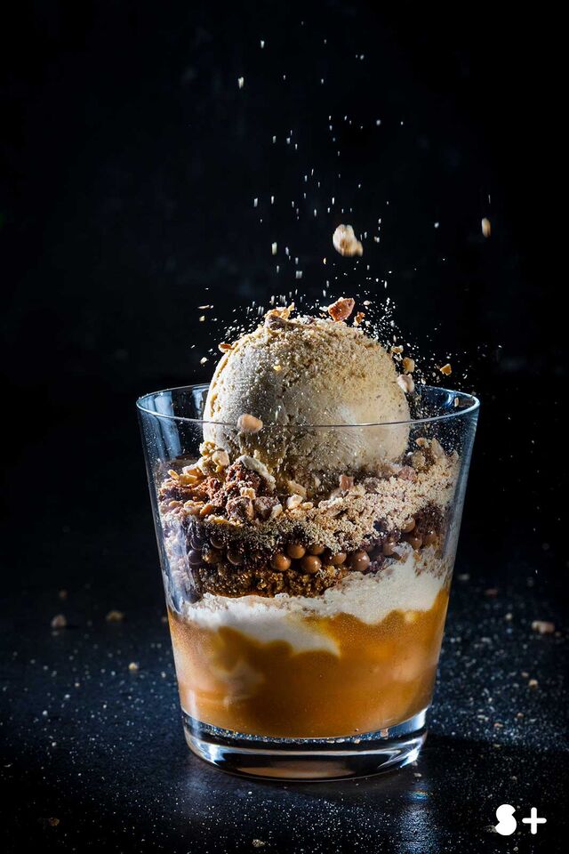 Фотосъемка десерта Трайфл с карамельным соусом и мороженым Чистая Линия. Фотограф и фуд-стилист Слава Поздняков.