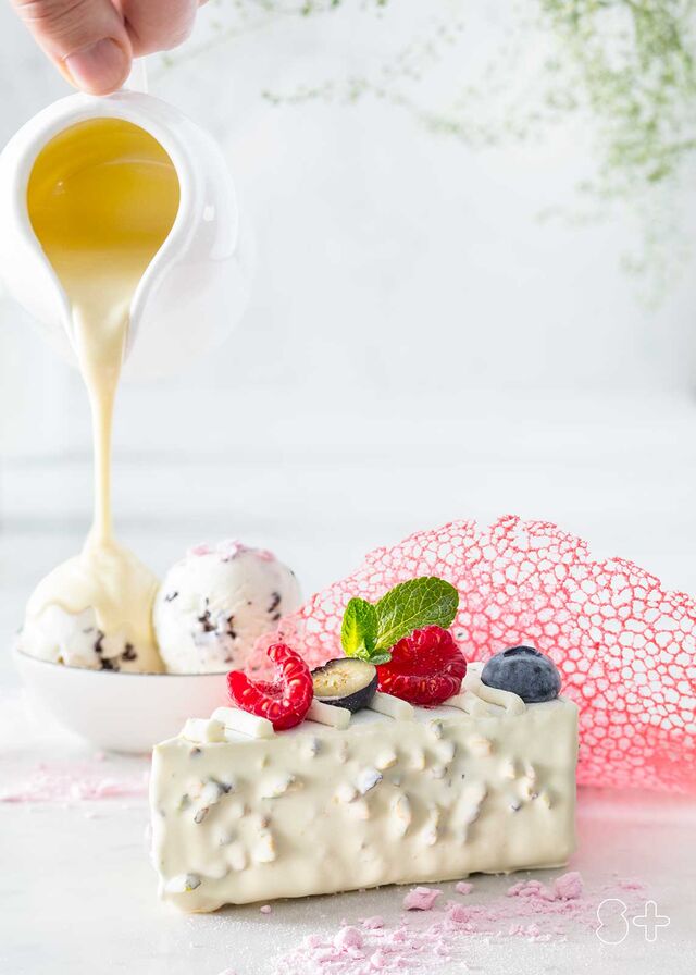 Фотосъемка десерта с мороженым. Фисташковой-шоколадный десерт для кафе Чистая Линия. Фотограф и фуд-стилист Слава Поздняков. 