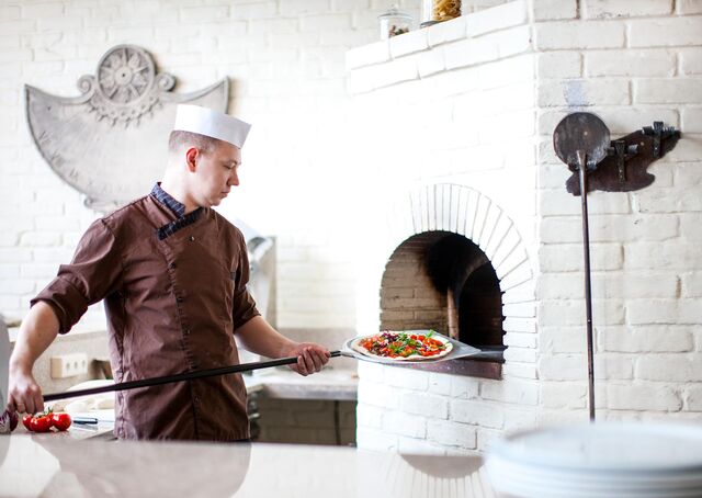 Фотосъемка интерьера ресторана Bocconcino. Приготовление пиццы в печи. Фотограф Слава Поздняков.