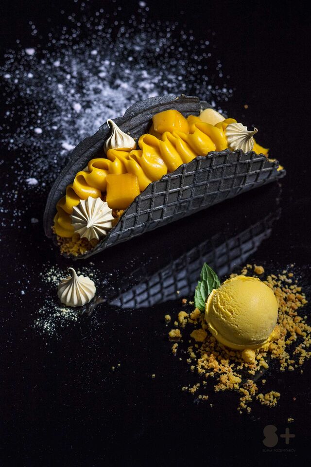 Фотосъемка десерта с мороженым. Банановый мусс с апельсиновой начинкой для кафе Чистая Линия. Фотограф и фуд-стилист Слава Поздняков. 
