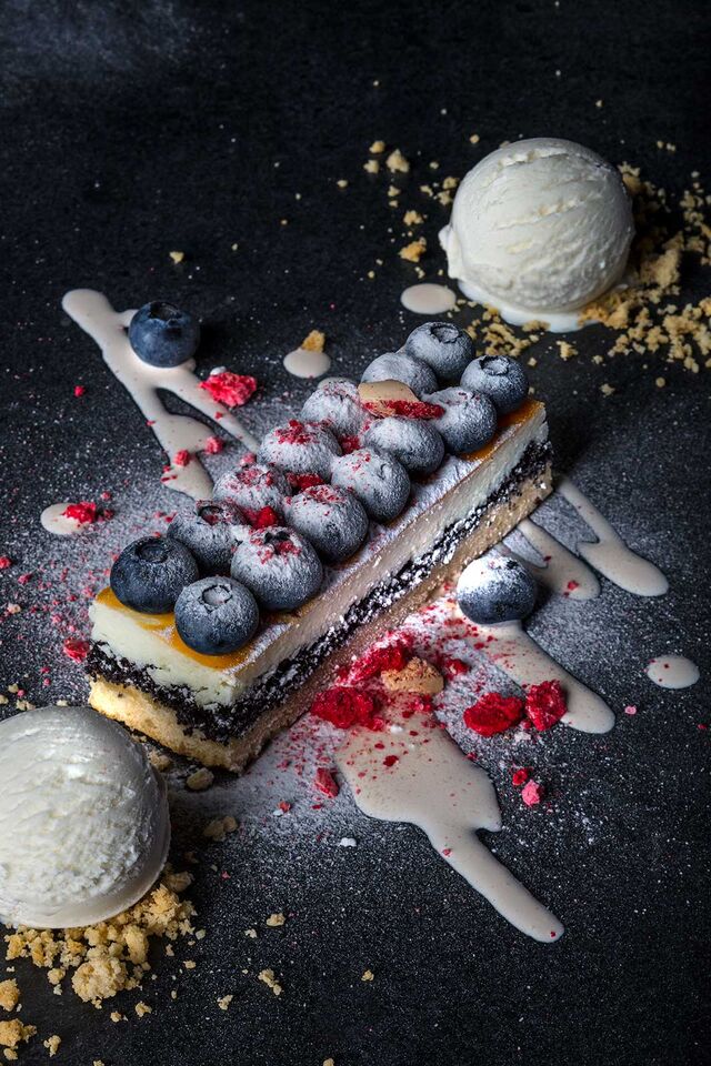 Фотосъемка десерта с мороженым. Маковый торт с ягодами и мороженым для кафе Чистая Линия. Фотограф и фуд-стилист Слава Поздняков. 