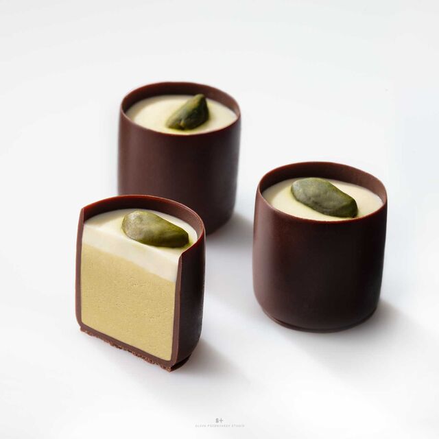 Фотосъемка шоколадных конфет с фисташкой КОМИЛЬФО для упаковки. Nestle. Фуд-стилист, фотограф Слава Поздняков.