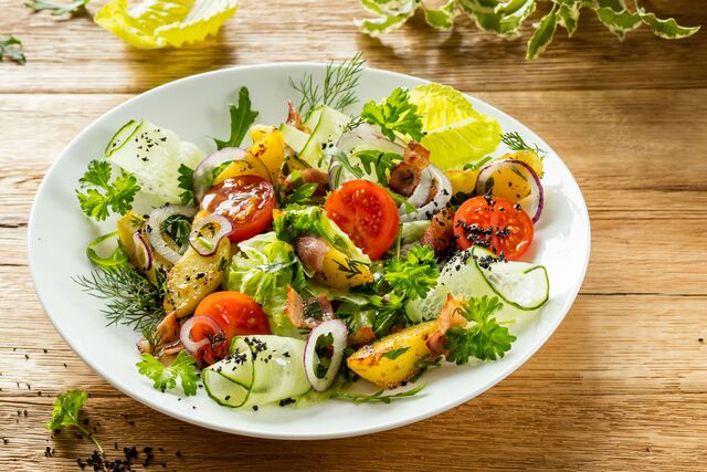 Фотосъемка салата с обжаренным картофелем, беконом и помидорами. Фуд-стилист и фотограф Слава Поздняков | Slava Pozdnyakov