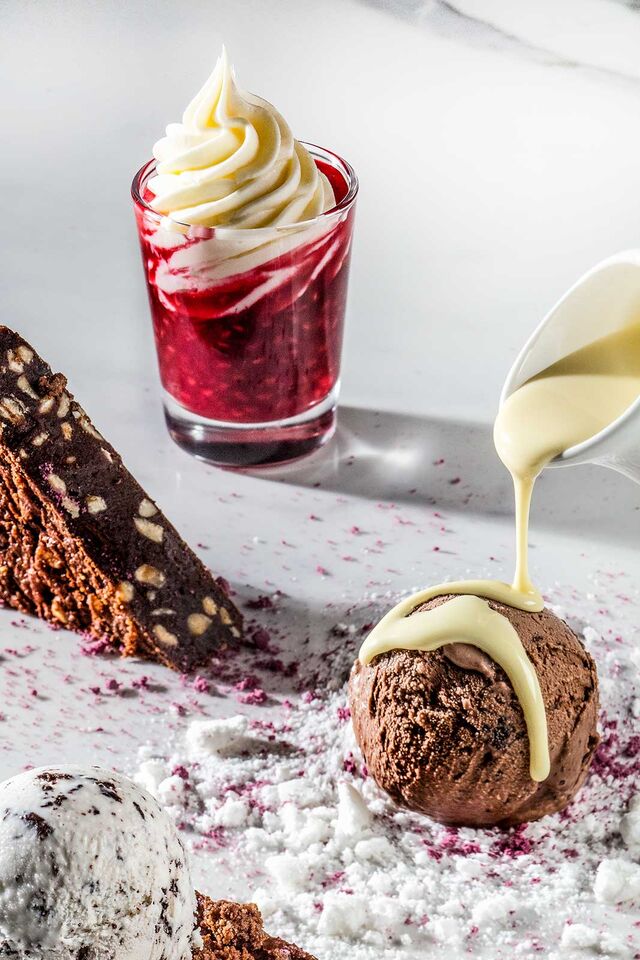 Фотосъемка десерта с мороженым. Фотосъемка десерта с шоколадны мороженым для кафе Чистая Линия. Фотограф и фуд-стилист Слава Поздняков. 