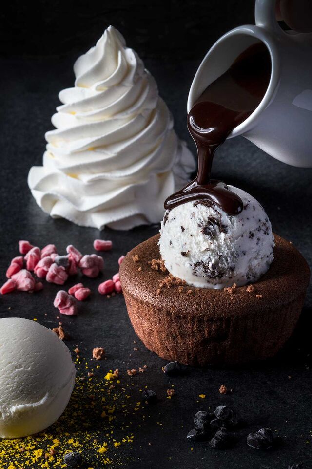 Шоколадный фондан с мороженым Чистая Линия. Фотограф Слава Поздняков