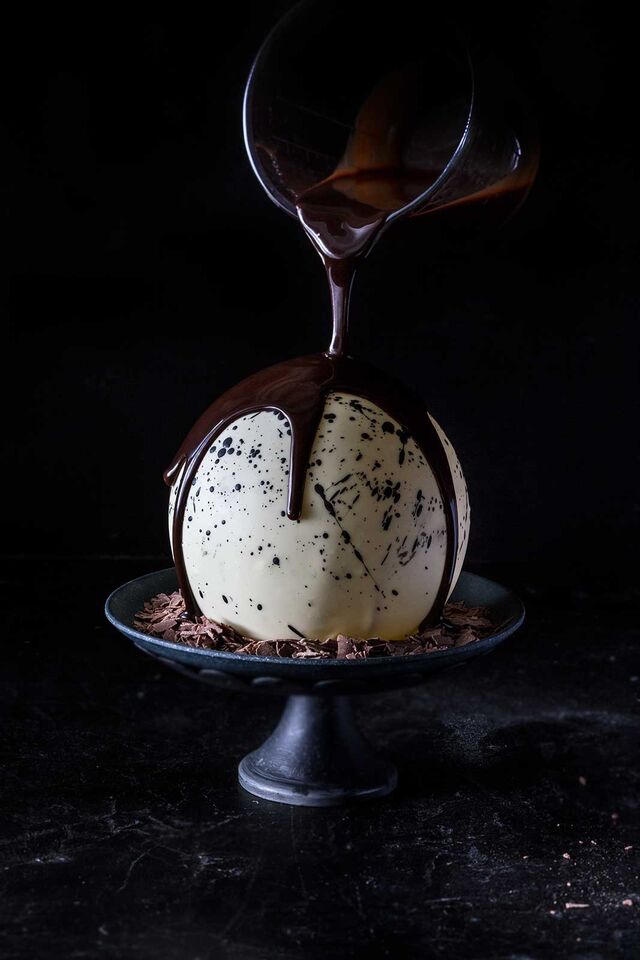 Фотосъемка шоколадного шара с горячим шоколадом и мороженым Чистая Линия