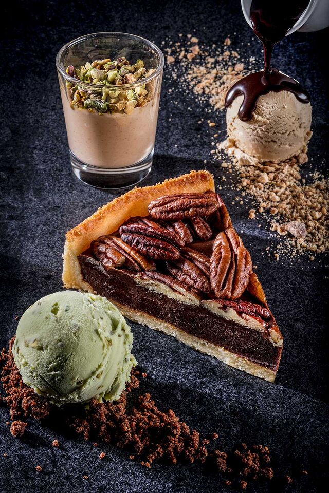 Фотосъемка шоколадного пая с пеканом и мороженым Чистая Линия.Фотограф и фуд-стилист Слава Поздняков.