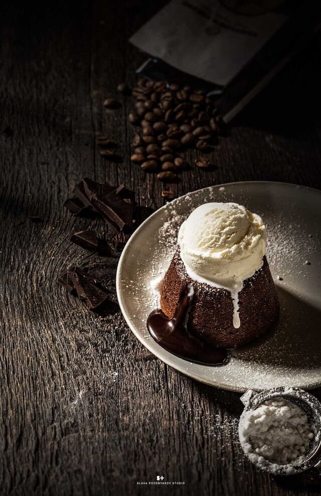 Фотосъемка шоколадного фондана для меню ресторана. Фуд-стайлинг, компоновка, фотосъемка десертов для Traveler's Coffee. Фуд-стилист, фотограф Слава Поздняков. 