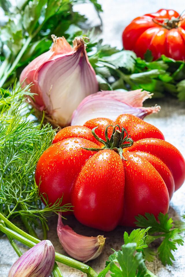 Фотосъемка овощей. Лук, помидоры, травы. Фуд-стилист, фотограф Слава Поздняков. 