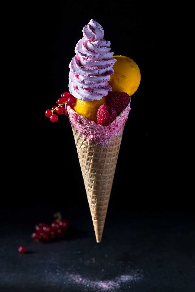 Фотосъемка хрустящего рожка с крем-брюле и ягодами для кафе Территория Мороженого.Фотограф и фуд-стилист Слава Поздняков. 